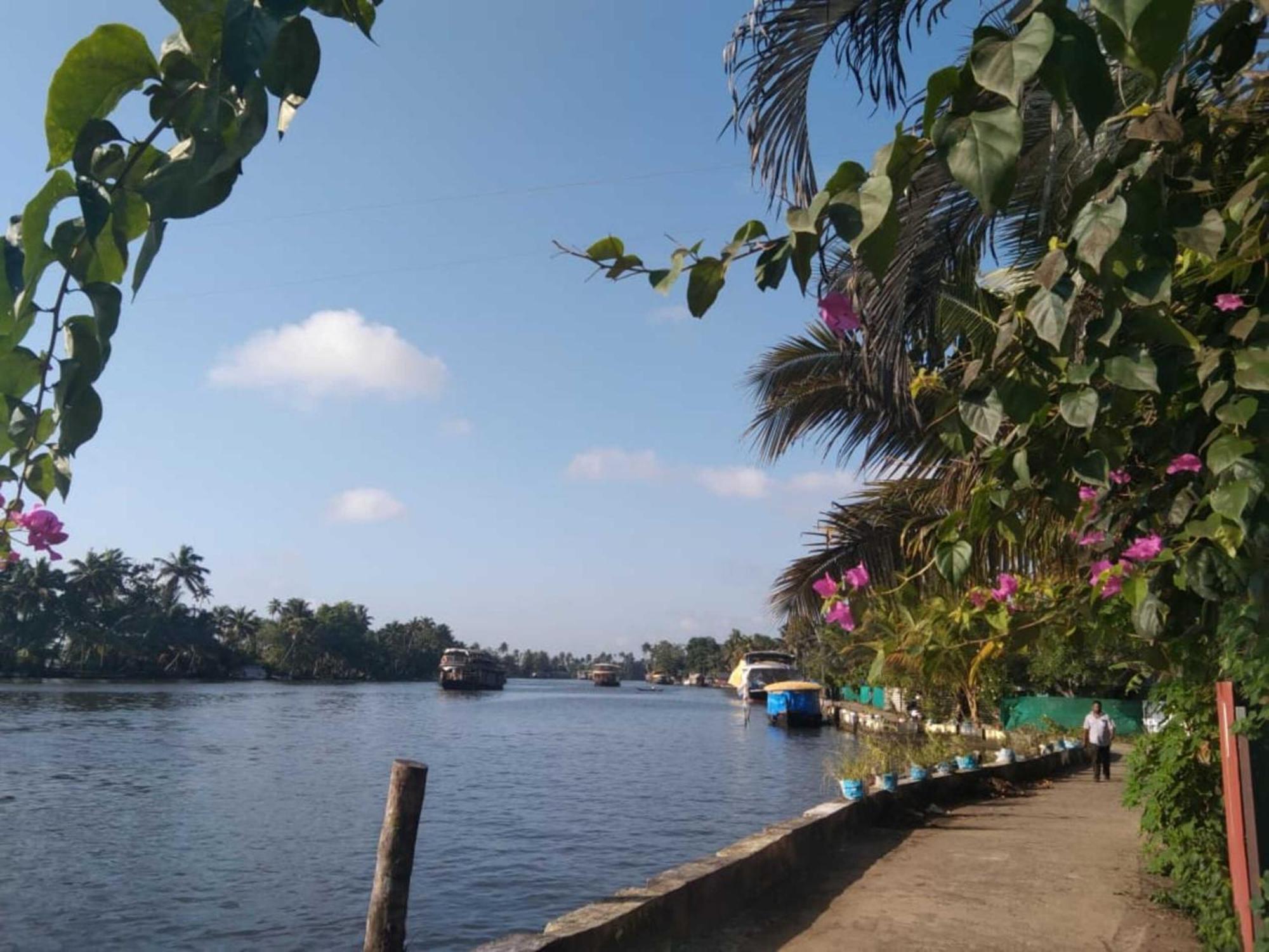 Tantra Lake House Alappuzha Bagian luar foto