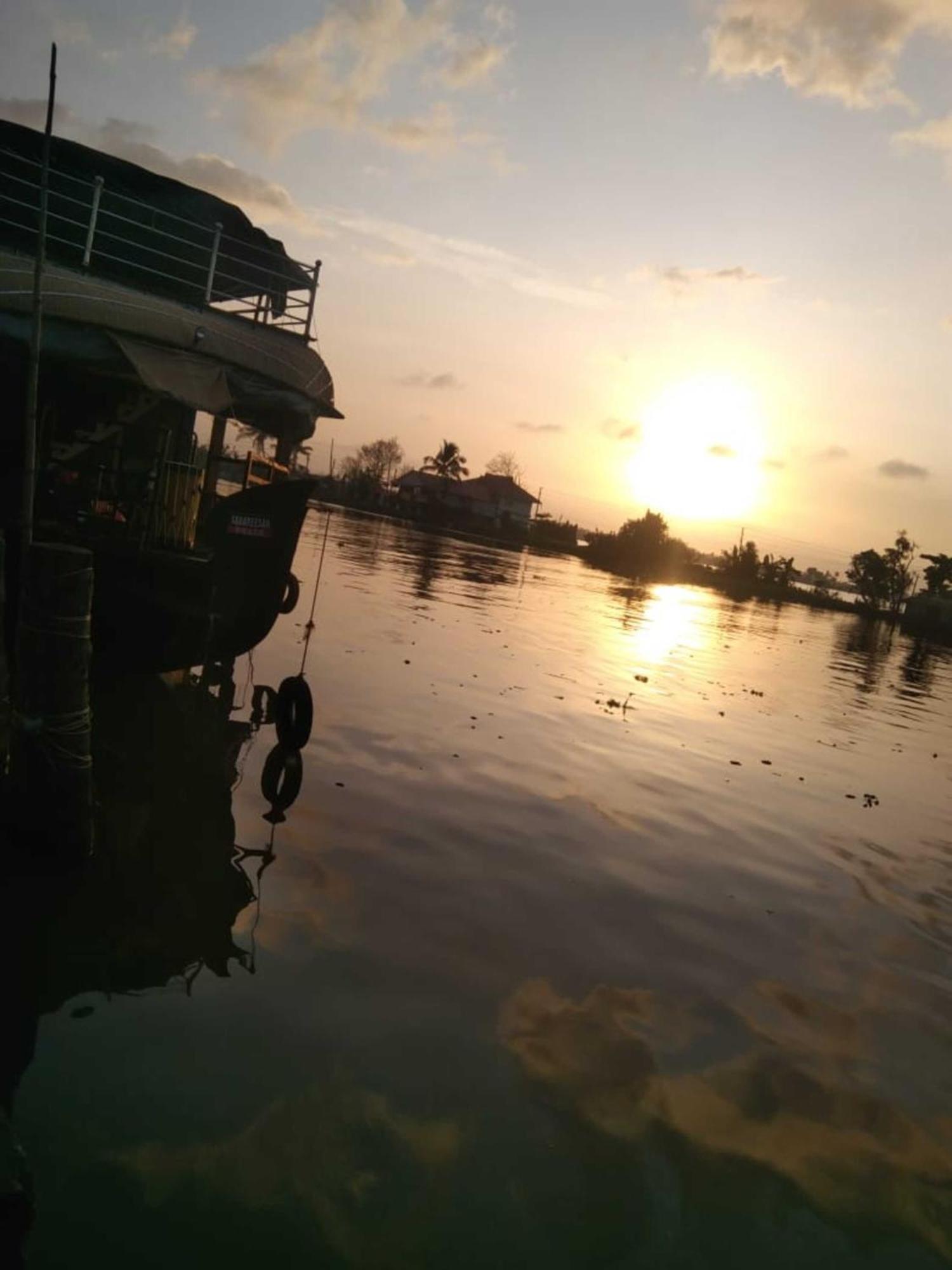 Tantra Lake House Alappuzha Bagian luar foto