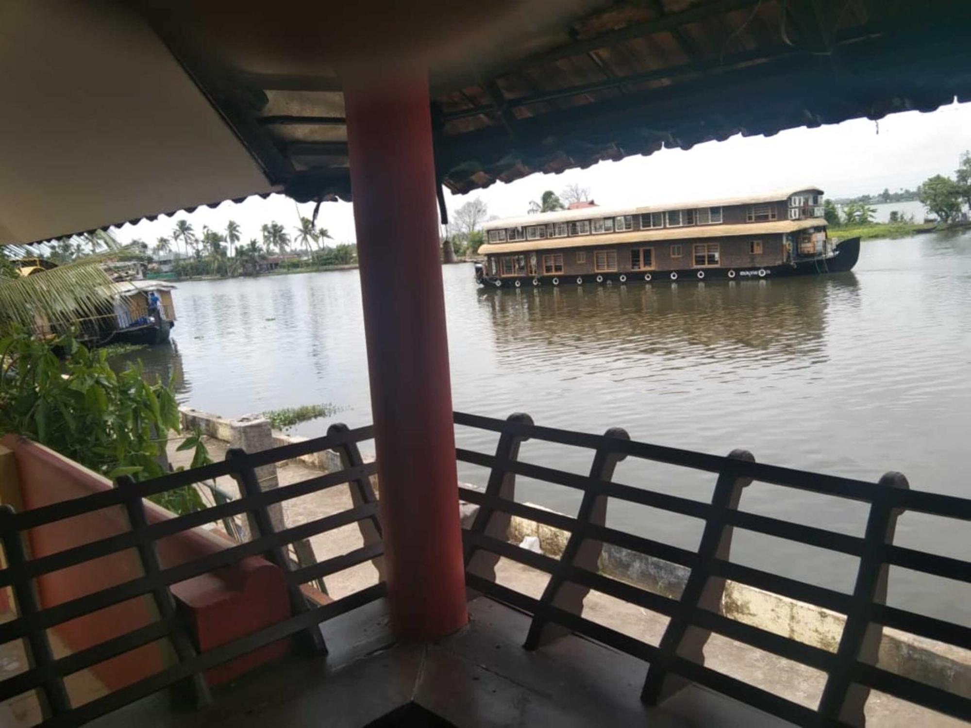 Tantra Lake House Alappuzha Bagian luar foto